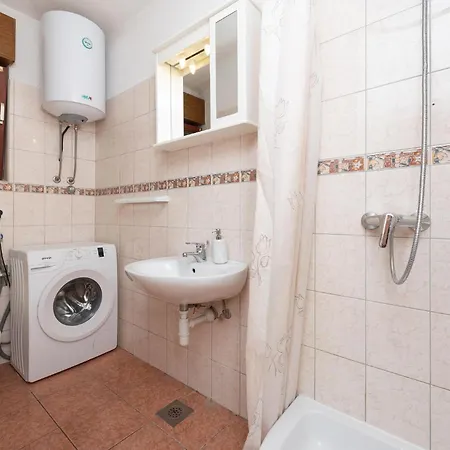 Three-bedroom In شقة